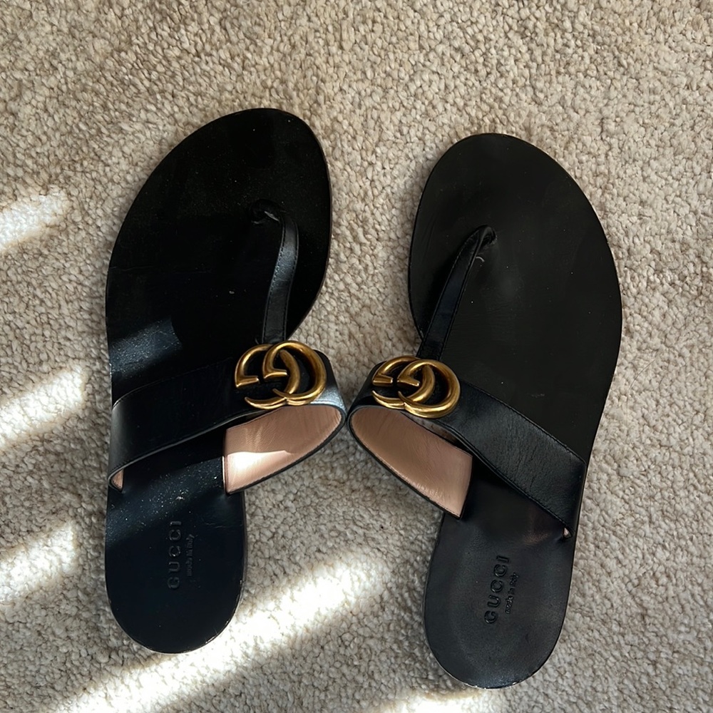 GUCCI Leather thong sandal with Double G